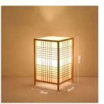 Lampe de chevet en bois à structure carrée, lumière chaude, hauteur 25 cm et base 15×15 cm.