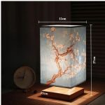 Lampe japonaise à motifs floraux, lumière chaude.