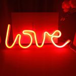 chevet avec lampe néon LOVE
