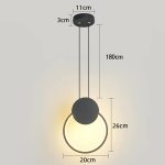Suspensions LED géométriques au‑dessus d’une table à manger en bois