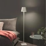 lampadaire LumiFlex au style contemporain