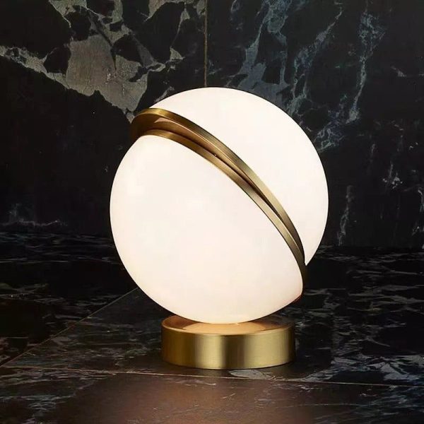 lampe de chevet design boule dorée