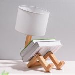 lampe de chevet en bois robot
