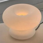 lampe de table design en verre blanc
