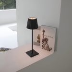 lampe LED rechargeable moderne LuminaTouch
