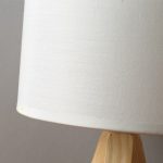 lampe scandinave en bois à trépied