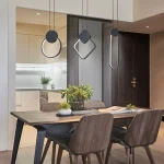 Suspensions LED géométriques au‑dessus d’une table à manger en bois