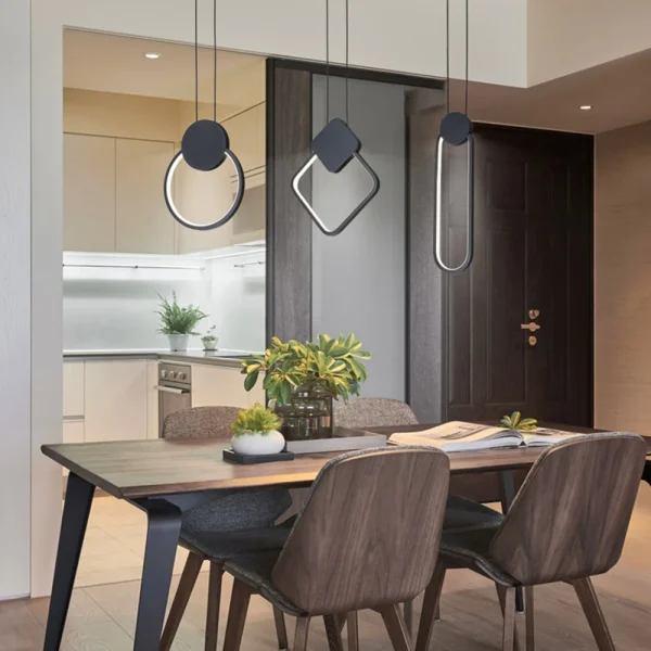 Suspensions LED géométriques au‑dessus d’une table à manger en bois