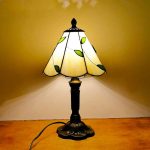 lampe Tiffany jaune pour chambre vintage