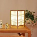 Lampe japonaise en bois diffusant une lumière chaude.