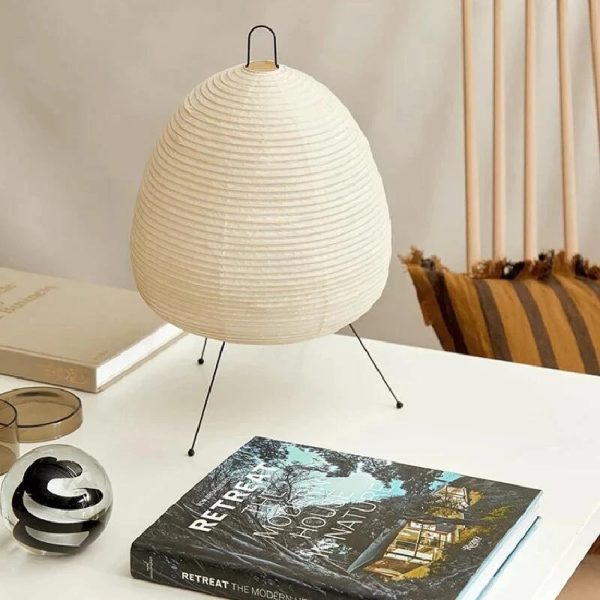 Lampe japonaise en papier sur table design minimaliste.