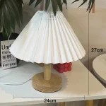 Lampe de chevet en bois à abat-jour plissé