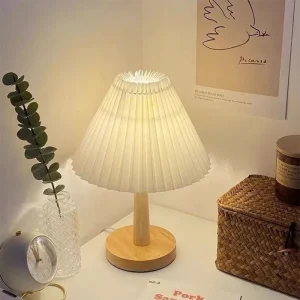 Lampe de chevet en bois à abat-jour plissé