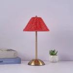 Lampe de table en rotin rouge rechargeable