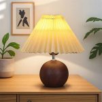 Lampe de table en bois avec abat-jour plissé