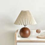 Lampe de chevet en bois avec abat-jour plissé design