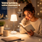 Lampe de table LED télescopique blanche avec commande tactile dans un coin lecture chaleureux.