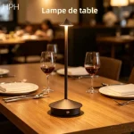 Lampe de table LED sans fil au design élégant sur une table de restaurant