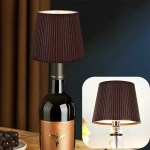 Lampe de bouteille LED rechargeable avec abat-jour plissé marron, installée sur une bouteille pour un éclairage décoratif chaleureux.